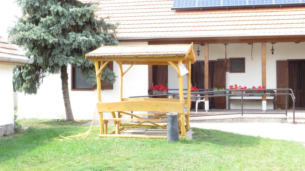 Eszter-Haz Vendeghaz Kerekegyhaza Hotel Exterior foto