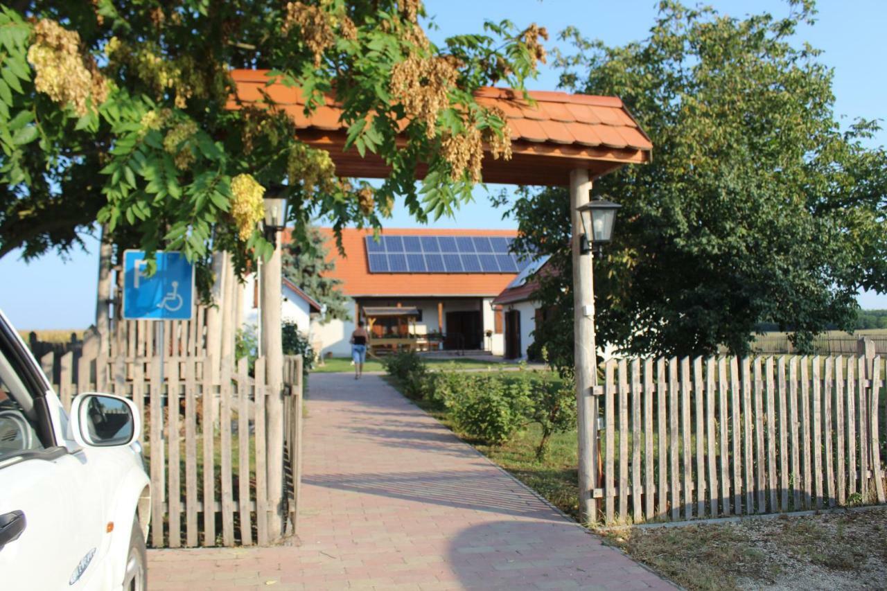 Eszter-Haz Vendeghaz Kerekegyhaza Hotel Exterior foto